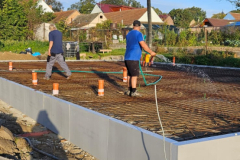 Kropení podkladu desky před betonáží